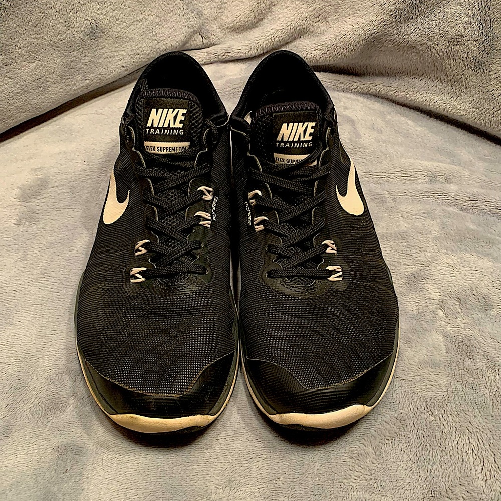 Nike Runners size 8 womens. Black and white.